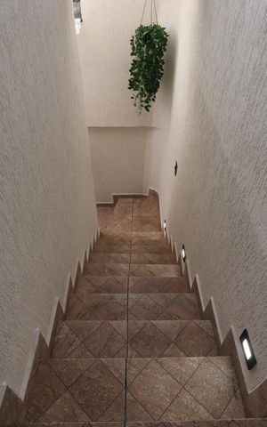 Casa para alugar com 80m², 2 quartos e 1 vagaEscada