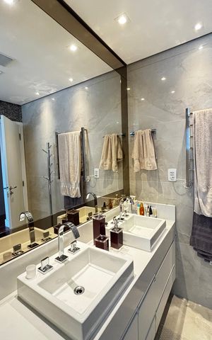 Apartamento à venda com 252m², 4 quartos e 4 vagas Apartamento à venda com 252m², 4 quartos e 4 vagasBanheiro da Suíte 1