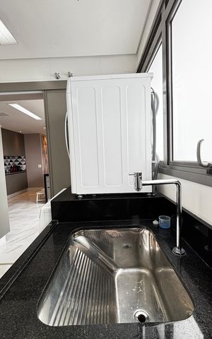Apartamento à venda com 252m², 4 quartos e 4 vagas Apartamento à venda com 252m², 4 quartos e 4 vagasÁrea de Serviço