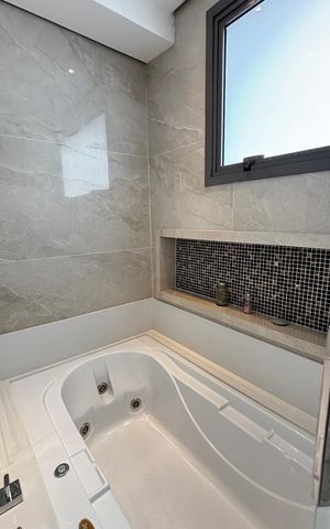 Apartamento à venda com 252m², 4 quartos e 4 vagas Apartamento à venda com 252m², 4 quartos e 4 vagasBanheiro da Suíte 1