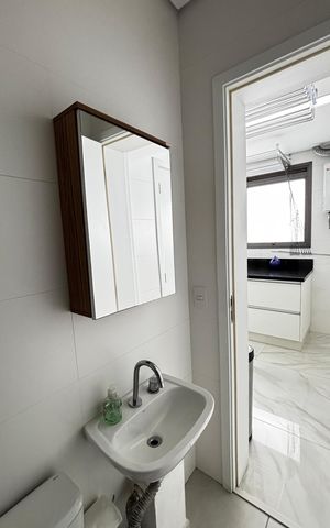 Apartamento à venda com 252m², 4 quartos e 4 vagas Apartamento à venda com 252m², 4 quartos e 4 vagasÁrea de Serviço - Banheiro