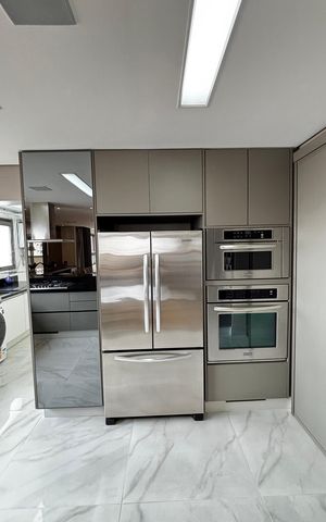 Apartamento à venda com 252m², 4 quartos e 4 vagas Apartamento à venda com 252m², 4 quartos e 4 vagasCozinha