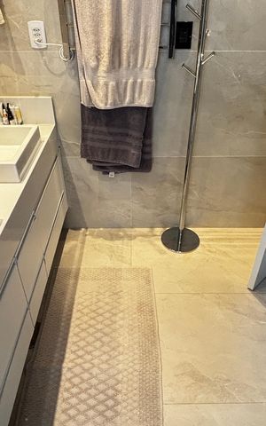 Apartamento à venda com 252m², 4 quartos e 4 vagas Apartamento à venda com 252m², 4 quartos e 4 vagasBanheiro da Suíte 1