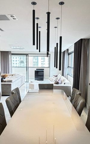 Apartamento à venda com 252m², 4 quartos e 4 vagas Apartamento à venda com 252m², 4 quartos e 4 vagasSala de Jantar