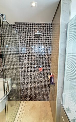 Apartamento à venda com 252m², 4 quartos e 4 vagas Apartamento à venda com 252m², 4 quartos e 4 vagasBanheiro da Suíte 1