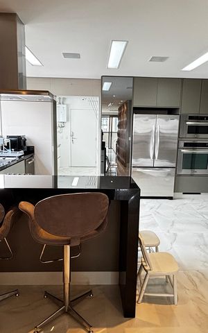 Apartamento à venda com 252m², 4 quartos e 4 vagas Apartamento à venda com 252m², 4 quartos e 4 vagasCozinha