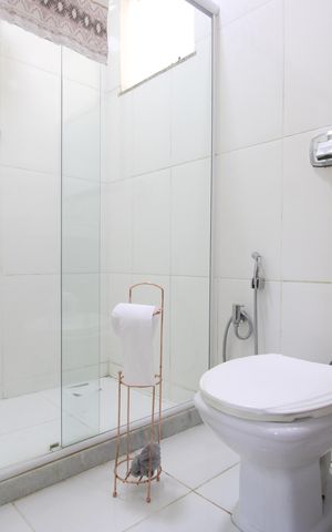 Casa de condomínio à venda com 130m², 2 quartos e 3 vagasBanheiro da suíte 1