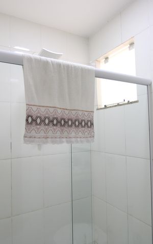 Casa de condomínio à venda com 130m², 2 quartos e 3 vagasBanheiro da suíte 1