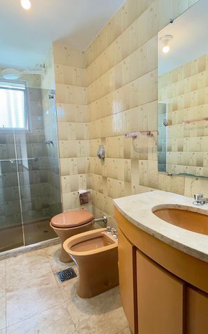 Apartamento à venda com 140m², 4 quartos e 2 vagas Apartamento à venda com 140m², 4 quartos e 2 vagasBanheiro da Suíte