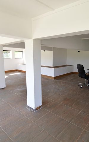 Casa de condomínio à venda com 300m², 3 quartos e 4 vagasSalão