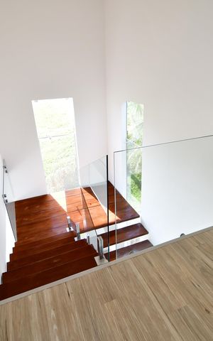 Casa de condomínio à venda com 300m², 3 quartos e 4 vagasEscada