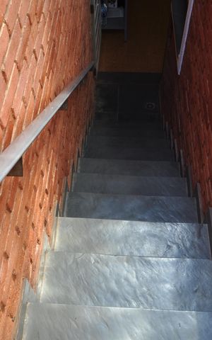 Casa para alugar com 500m², 4 quartos e 4 vagasEscada