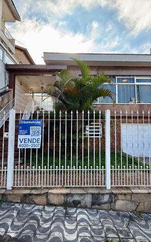 Casa à venda com 227m², 3 quartos e 4 vagas Casa à venda com 227m², 3 quartos e 4 vagasFachada