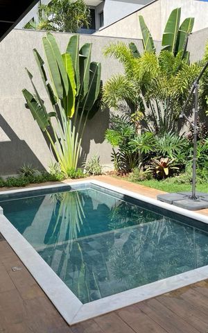 Casa de condomínio à venda com 460m², 4 quartos e 3 vagas Casa de condomínio à venda com 460m², 4 quartos e 3 vagasÁrea externa