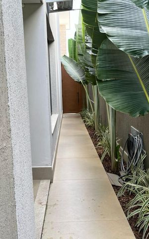 Casa de condomínio à venda com 460m², 4 quartos e 3 vagas Casa de condomínio à venda com 460m², 4 quartos e 3 vagasÁrea externa