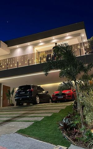 Casa de condomínio à venda com 460m², 4 quartos e 3 vagas Casa de condomínio à venda com 460m², 4 quartos e 3 vagasFachada