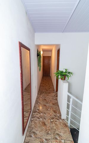 Casa à venda com 140m², 4 quartos e 2 vagas Casa à venda com 140m², 4 quartos e 2 vagasCorredor