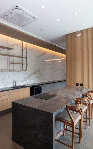 Apartamento à venda com 303m², 4 quartos e 5 vagas Apartamento à venda com 303m², 4 quartos e 5 vagasÁrea comum - Salão de Festas