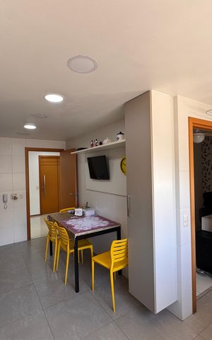 Apartamento à venda com 172m², 3 quartos e 3 vagas Apartamento à venda com 172m², 3 quartos e 3 vagasCozinha e Área de Serviço