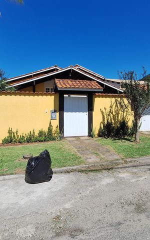 Casa à venda com 200m², 3 quartos e 2 vagas Casa à venda com 200m², 3 quartos e 2 vagasFachada