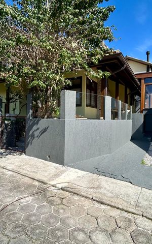 Casa de condomínio para alugar com 230m², 3 quartos e 2 vagasFachada