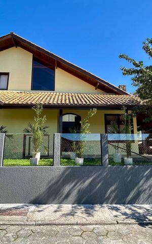 Casa de condomínio para alugar com 230m², 3 quartos e 2 vagasFachada