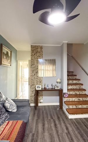 Casa à venda com 150m², 2 quartos e 2 vagas Casa à venda com 150m², 2 quartos e 2 vagasSala