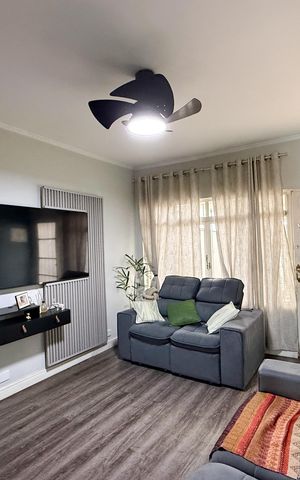 Casa à venda com 150m², 2 quartos e 2 vagas Casa à venda com 150m², 2 quartos e 2 vagasSala