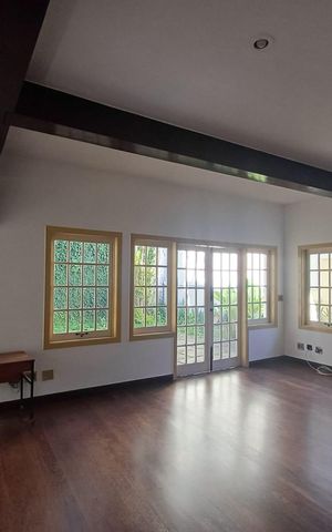 Casa à venda com 322m², 4 quartos e 3 vagas Casa à venda com 322m², 4 quartos e 3 vagasSala