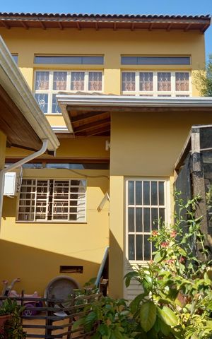 Casa à venda com 243m², 4 quartos e 5 vagas Casa à venda com 243m², 4 quartos e 5 vagasÁrea externa