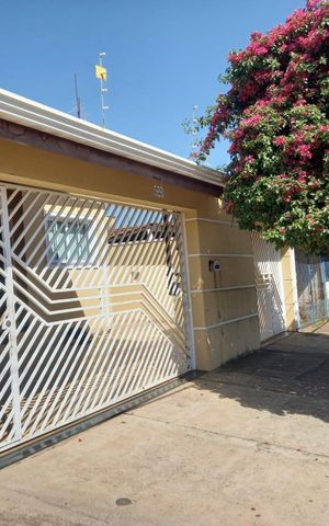 Casa à venda com 243m², 4 quartos e 5 vagas Casa à venda com 243m², 4 quartos e 5 vagasFachada