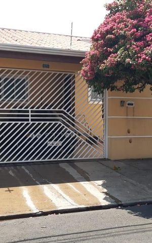Casa à venda com 243m², 4 quartos e 5 vagas Casa à venda com 243m², 4 quartos e 5 vagasFachada