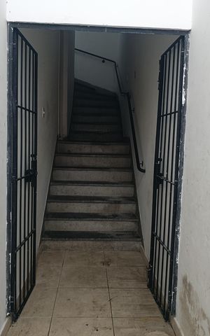 Casa para alugar com 525m², 6 quartos e 2 vagas Casa para alugar com 525m², 6 quartos e 2 vagasEscadas
