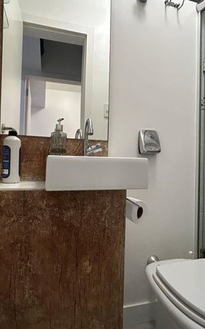 Apartamento para alugar com 100m², 5 quartos e 1 vaga Apartamento para alugar com 100m², 5 quartos e 1 vagaBanheiro da área de serviço