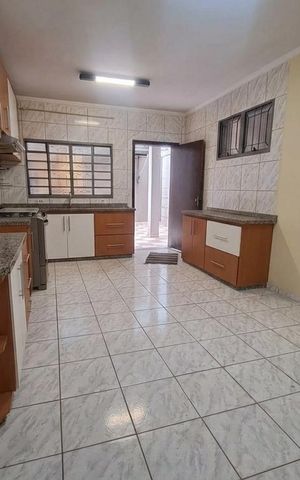Casa à venda com 145m², 2 quartos e 2 vagas Casa à venda com 145m², 2 quartos e 2 vagasCozinha