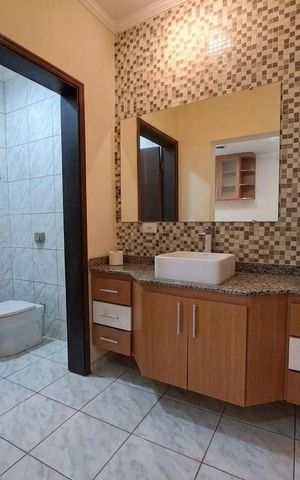 Casa à venda com 145m², 2 quartos e 2 vagas Casa à venda com 145m², 2 quartos e 2 vagasBanheiro