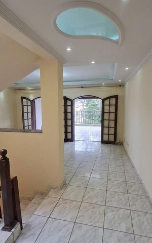 Casa à venda com 145m², 2 quartos e 2 vagas Casa à venda com 145m², 2 quartos e 2 vagasSala
