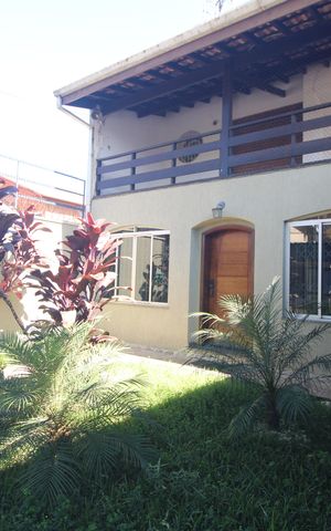 Casa para alugar com 200m², 3 quartos e 3 vagasFachada