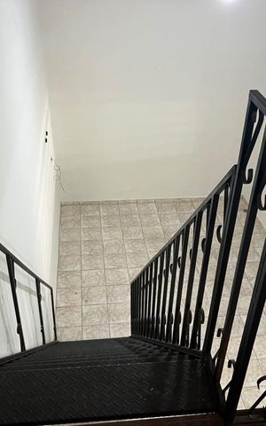 Casa para alugar com 200m², 3 quartos e 3 vagas Casa para alugar com 200m², 3 quartos e 3 vagasEscada