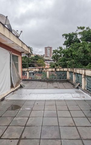 Casa à venda com 243m², 2 quartos e 4 vagas