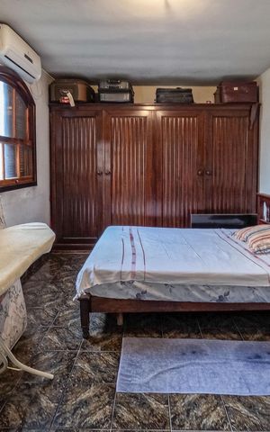 Casa à venda com 243m², 2 quartos e 4 vagas