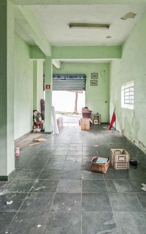 Casa à venda com 243m², 2 quartos e 4 vagas