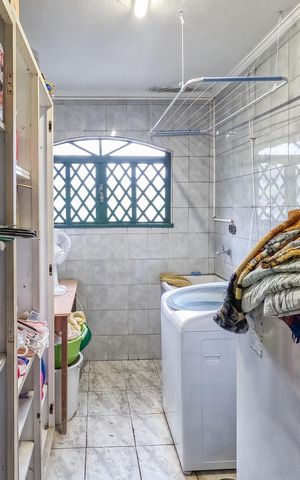 Casa à venda com 243m², 2 quartos e 4 vagas
