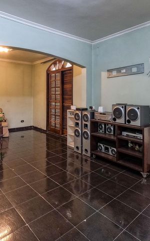 Casa à venda com 243m², 2 quartos e 4 vagas
