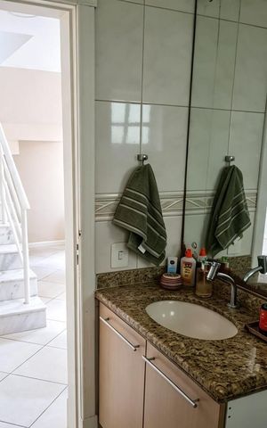 Casa de condomínio à venda com 255m², 5 quartos e 2 vagas Casa de condomínio à venda com 255m², 5 quartos e 2 vagasBanheiro