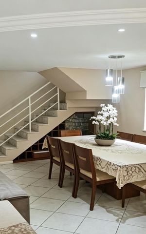 Casa de condomínio à venda com 255m², 5 quartos e 2 vagas Casa de condomínio à venda com 255m², 5 quartos e 2 vagasSala