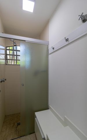 Casa à venda com 250m², 4 quartos e 4 vagas Casa à venda com 250m², 4 quartos e 4 vagasBanheiro