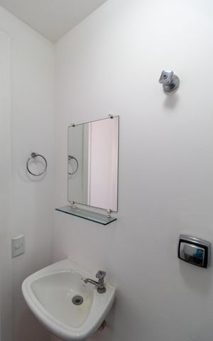 Casa à venda com 250m², 4 quartos e 4 vagas Casa à venda com 250m², 4 quartos e 4 vagasBanheiro de Serviço