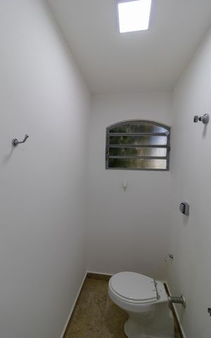 Casa à venda com 250m², 4 quartos e 4 vagas Casa à venda com 250m², 4 quartos e 4 vagasBanheiro
