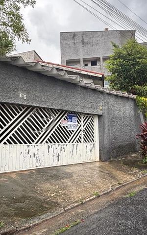 Casa à venda com 141m², 3 quartos e 3 vagasFachada 